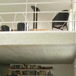 Stropní konstrukce z pohledového betonu odděluje atelier a společenský prostor. Použitý materiál je v souladu s fasádou domu.