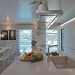 Bílá barva je uplatněna i na kuchyňském nábytku, díky celkové harmonii řešení působí útulně.